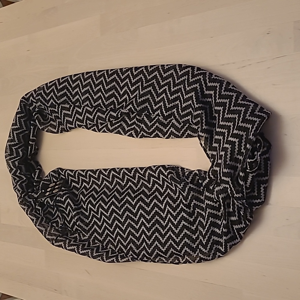 NWT Unbranded Infinity Scarf with Black and White Chevron Pattern